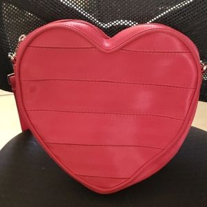 Harveys Convertiable Seatbelt Heart Bag